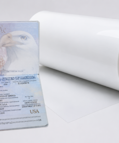 Rollo de película de policarbonato LEXAN™ SD8B24 junto a un pasaporte, utilizado para la fabricación de documentos de seguridad, credenciales y licencias de conducir.